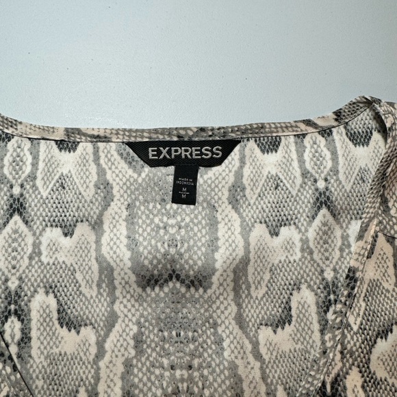 🐍 Women’s Size Medium Express Snakeskin Pattern V-Neck Tank Top T-Shirt - Picture 3 of 8